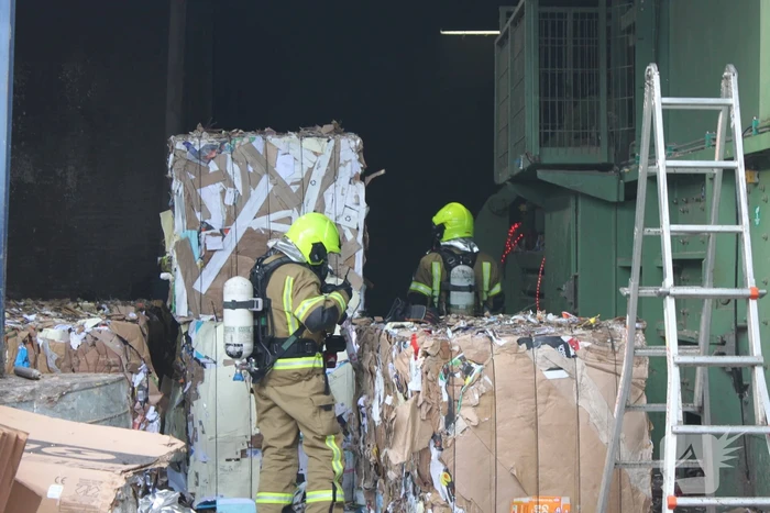 Brandweer oefent bij afvalverwerker