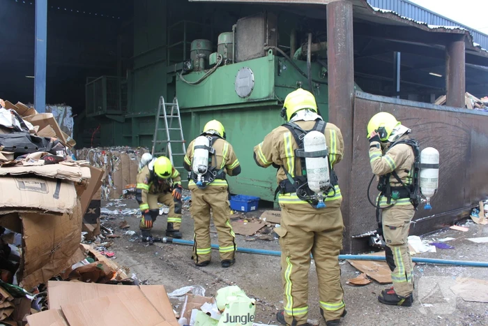 Brandweer oefent bij afvalverwerker
