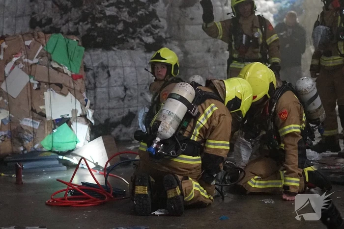Brandweer oefent bij afvalverwerker