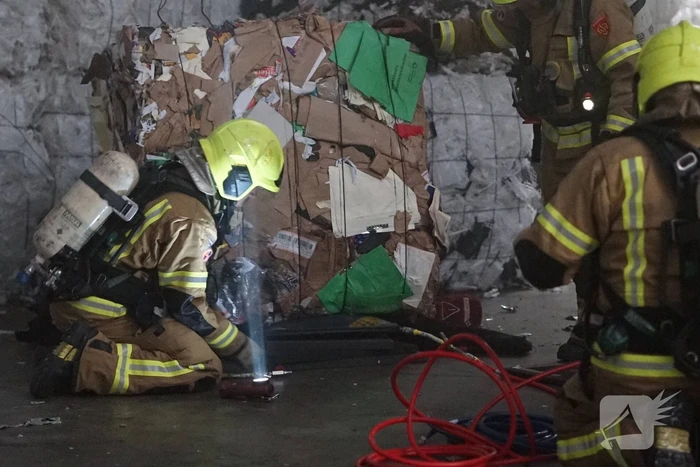 Brandweer oefent bij afvalverwerker
