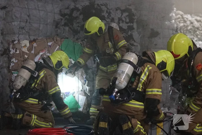 Brandweer oefent bij afvalverwerker