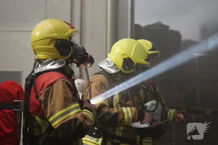 Brandweer oefent bij afvalverwerker
