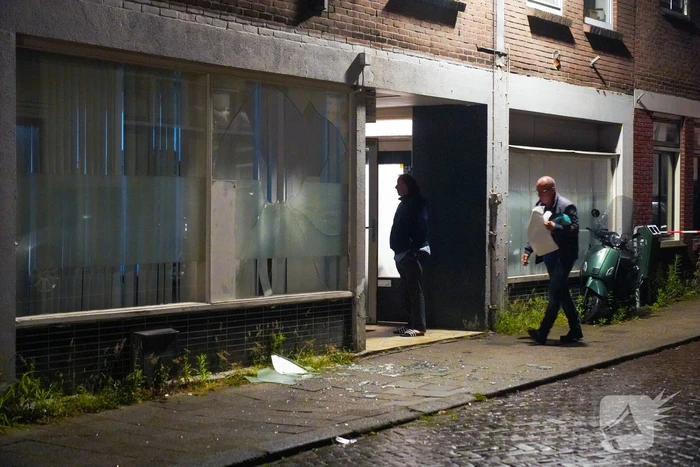 Vuurwerk in Marokkaans theehuis gegooid