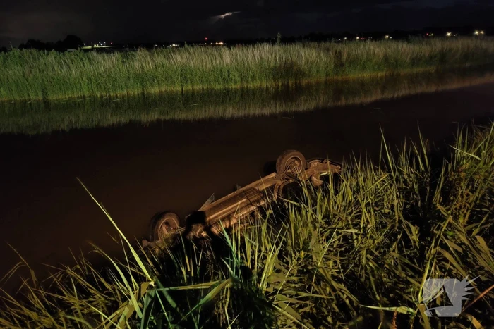 Auto belandt op de kop in sloot