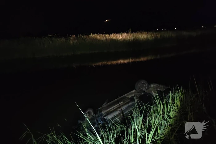 Auto belandt op de kop in sloot
