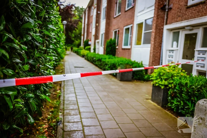 Overleden vrouw aangetroffen na steekpartij in woning, een persoon gewond