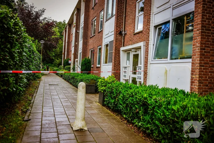 Overleden vrouw aangetroffen na steekpartij in woning, een persoon gewond