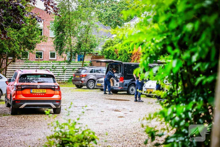 Overleden vrouw aangetroffen na steekpartij in woning, een persoon gewond