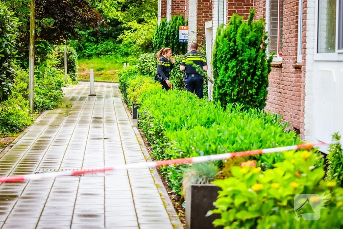 Overleden vrouw aangetroffen na steekpartij in woning, een persoon gewond