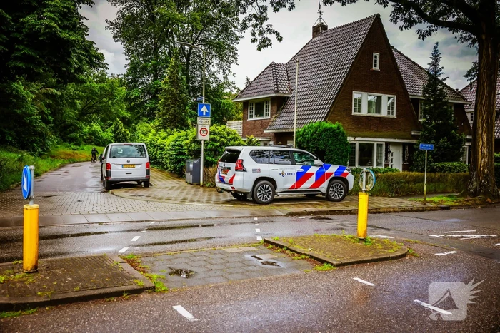 Overleden vrouw aangetroffen na steekpartij in woning, een persoon gewond
