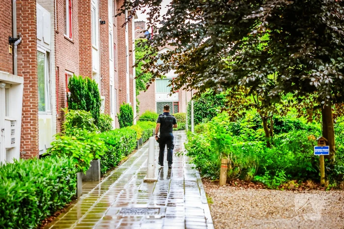 Overleden vrouw aangetroffen na steekpartij in woning, een persoon gewond