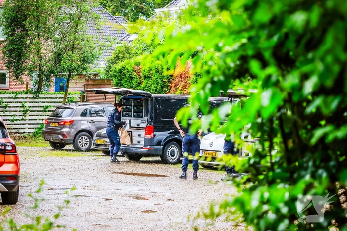 Overleden vrouw aangetroffen na steekpartij in woning, een persoon gewond