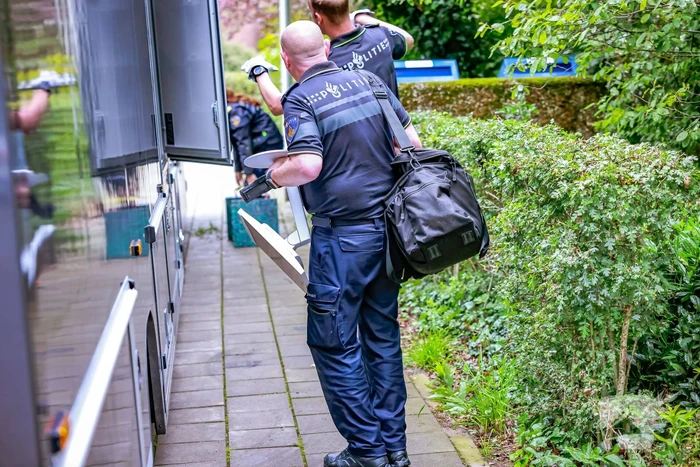 Overleden vrouw aangetroffen na steekpartij in woning, een persoon gewond