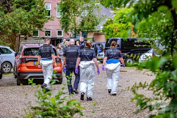 Overleden vrouw aangetroffen na steekpartij in woning, een persoon gewond