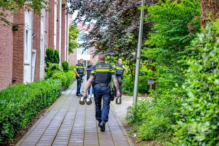 Overleden vrouw aangetroffen na steekpartij in woning, een persoon gewond