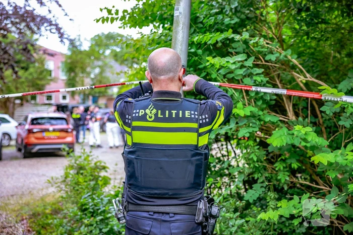 Overleden vrouw aangetroffen na steekpartij in woning, een persoon gewond