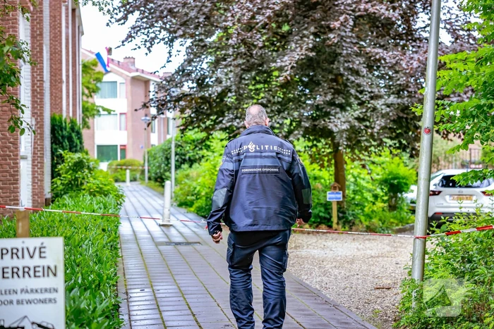 Overleden vrouw aangetroffen na steekpartij in woning, een persoon gewond