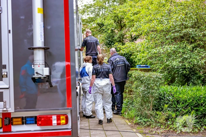 Overleden vrouw aangetroffen na steekpartij in woning, een persoon gewond
