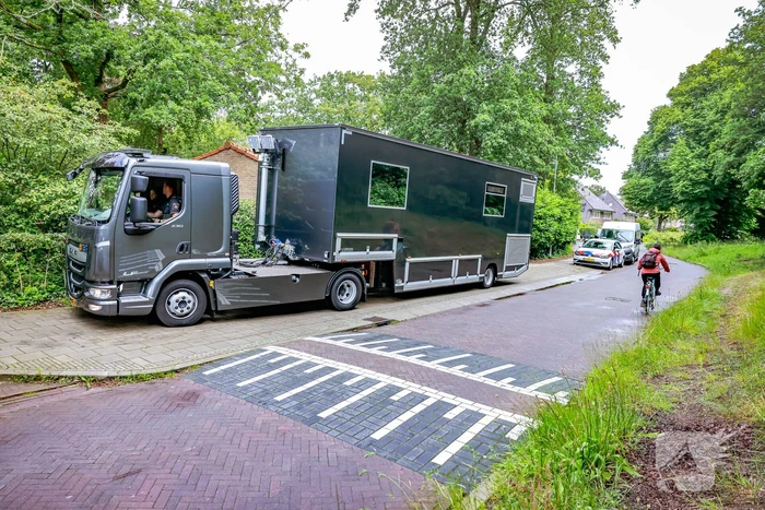 Overleden vrouw aangetroffen na steekpartij in woning, een persoon gewond