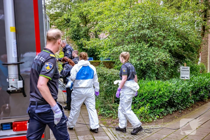 Overleden vrouw aangetroffen na steekpartij in woning, een persoon gewond