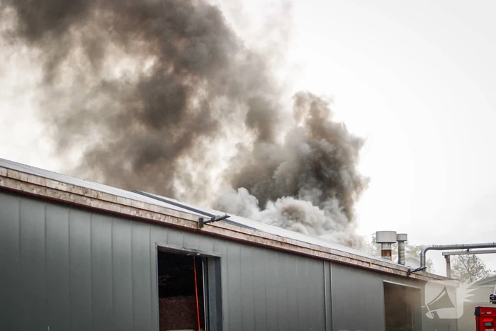 Zwarte rookwolken bij brand in opslag