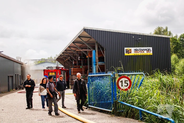 Zwarte rookwolken bij brand in opslag