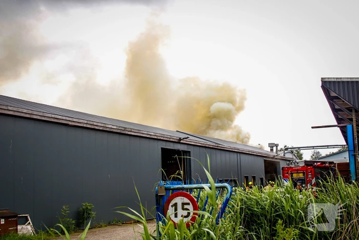 Zwarte rookwolken bij brand in opslag