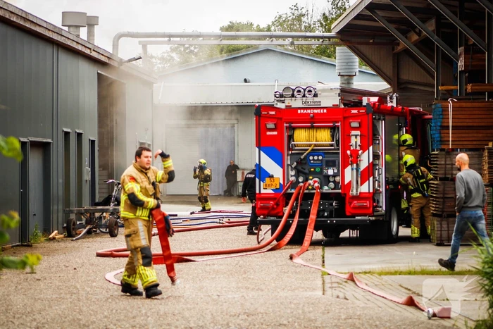Zwarte rookwolken bij brand in opslag