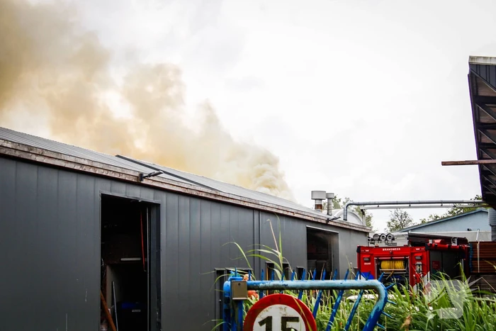 Zwarte rookwolken bij brand in opslag