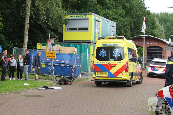 Persoon hard ten val na aanrijding met bestelbus