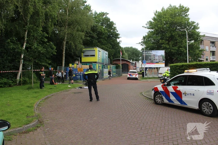 Persoon hard ten val na aanrijding met bestelbus