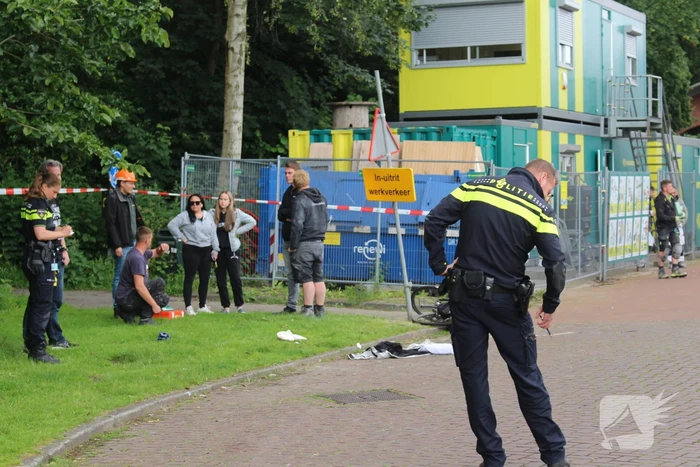 Persoon hard ten val na aanrijding met bestelbus