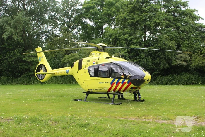 Persoon hard ten val na aanrijding met bestelbus