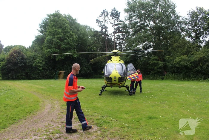 Persoon hard ten val na aanrijding met bestelbus
