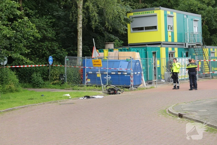 Persoon hard ten val na aanrijding met bestelbus