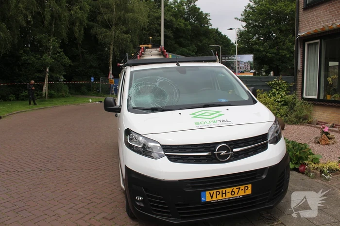 Persoon hard ten val na aanrijding met bestelbus