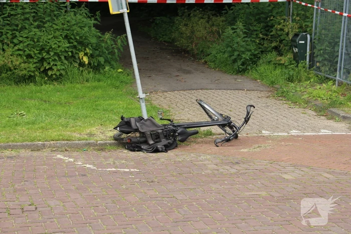 Persoon hard ten val na aanrijding met bestelbus