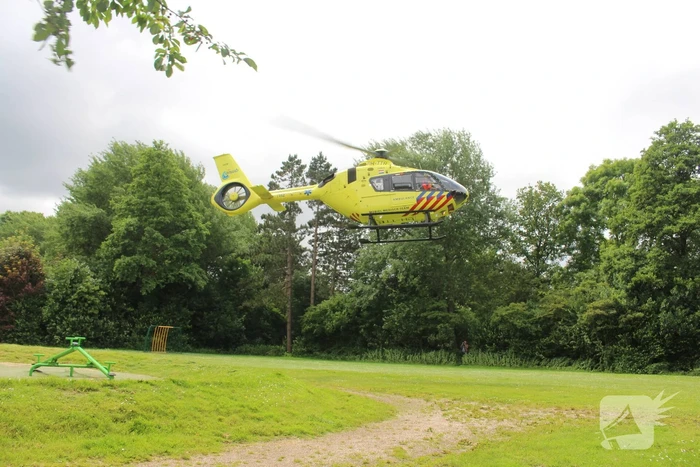 Persoon hard ten val na aanrijding met bestelbus