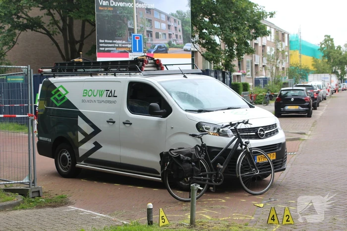 Persoon hard ten val na aanrijding met bestelbus
