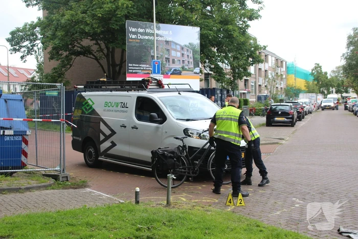 Persoon hard ten val na aanrijding met bestelbus