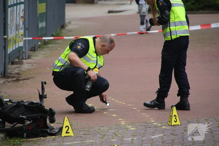 Persoon hard ten val na aanrijding met bestelbus