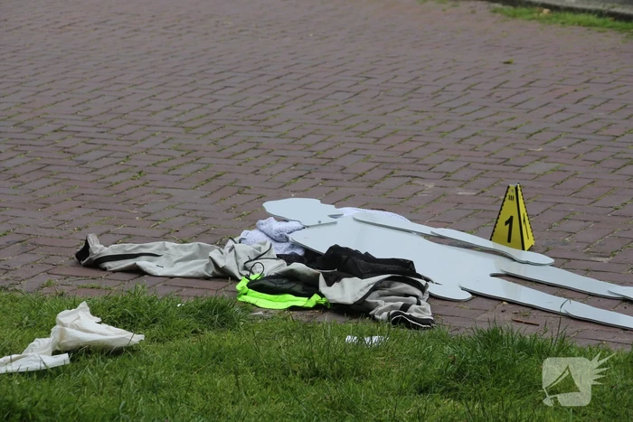 Persoon hard ten val na aanrijding met bestelbus