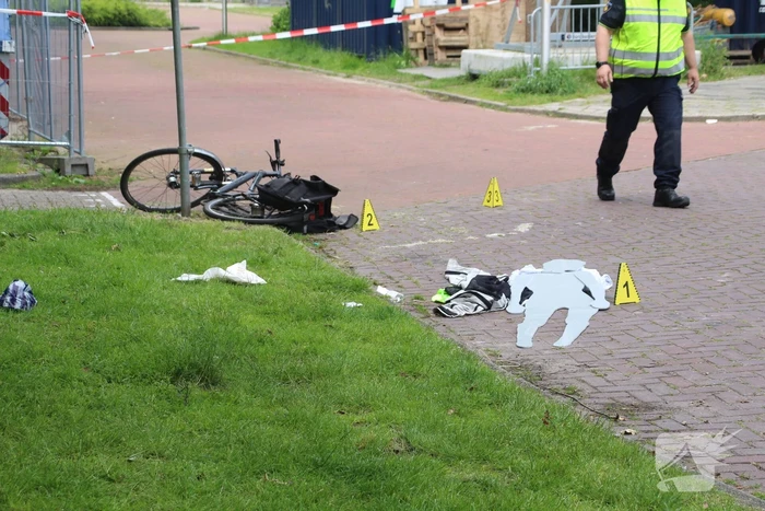 Persoon hard ten val na aanrijding met bestelbus