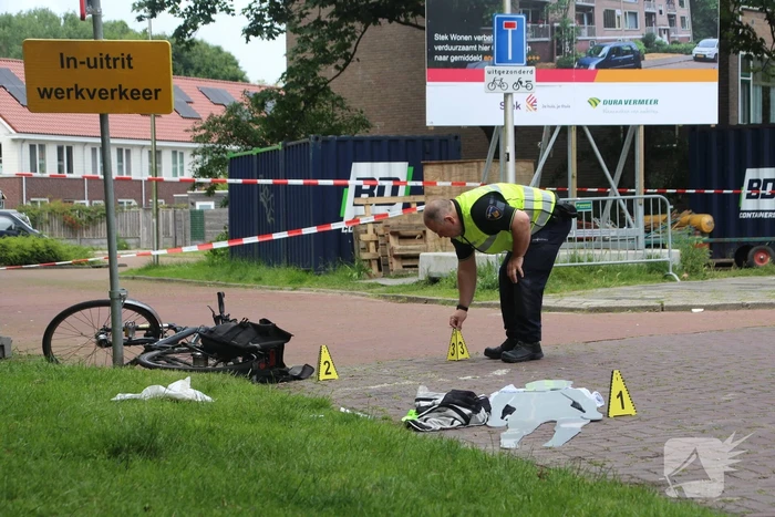 Persoon hard ten val na aanrijding met bestelbus