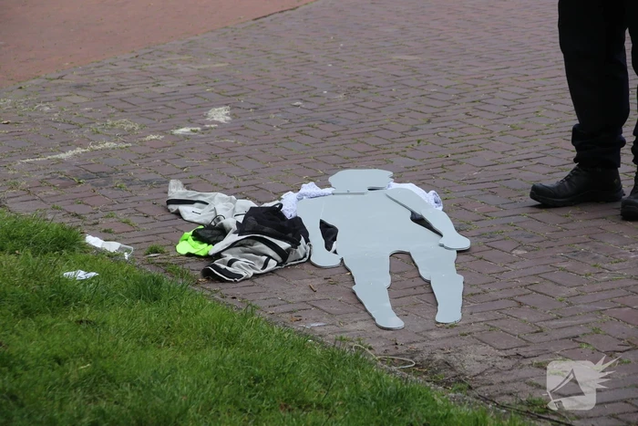 Persoon hard ten val na aanrijding met bestelbus