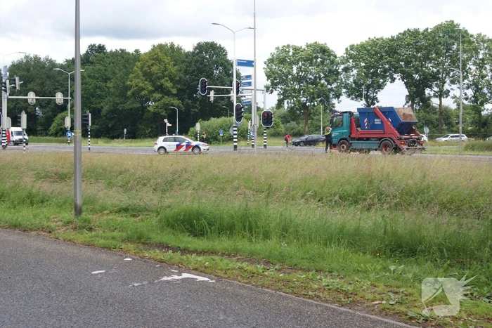 Persoon overlijdt na val van brug, weg volledig afgesloten