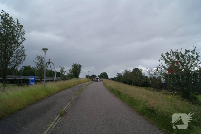 Persoon overlijdt na val van brug, weg volledig afgesloten