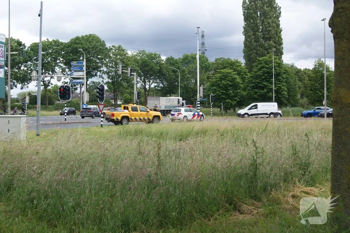 Persoon overlijdt na val van brug, weg volledig afgesloten