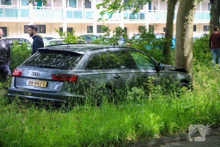 Automobilist rijdt tegen boom