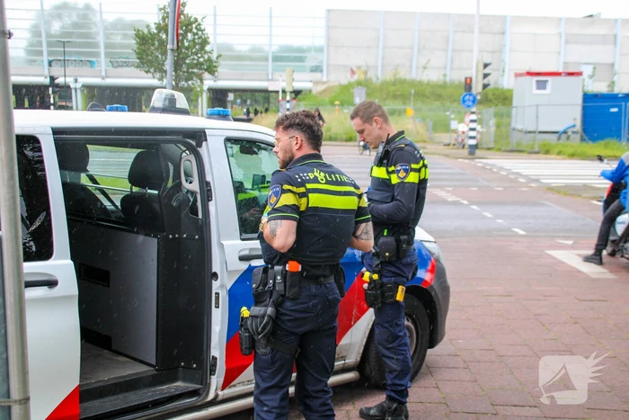 Personen worden aangehouden, auto onderzocht